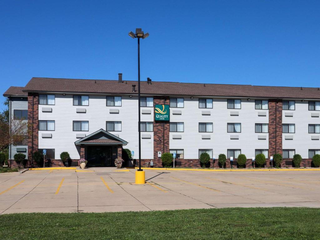 Quality Inn & Suites Bloomington I-55 and I-74 Main image 1